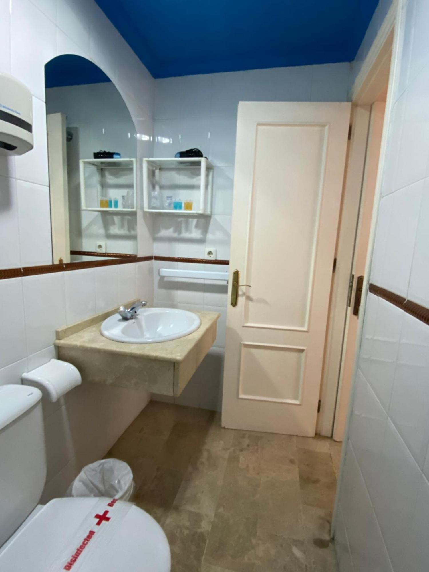 Hostal Montys Nerja Ngoại thất bức ảnh